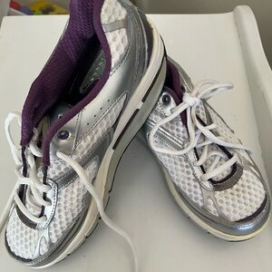 Dr. Scholl's White and Purple Mesh Athletic Walking Sneakers size 8.5